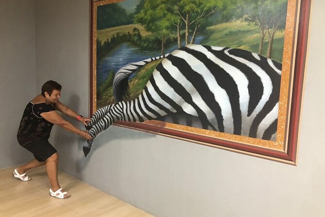 3D WORLD SELFIE MUSEUM Dubai - The best part: interaction, crawling, climbing, and the fun of lining up