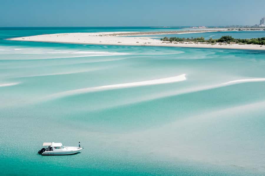 Abu Dhabi: 4-Hour Guided Cruise & Island Hopping - Skyline photo stops that actually make sense for island time