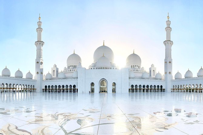 Abu Dhabi City Tour, Emirates Palace, Grand Mosque, Louvre Museum - Emirates Palace and the Etihad Towers Photo Moment