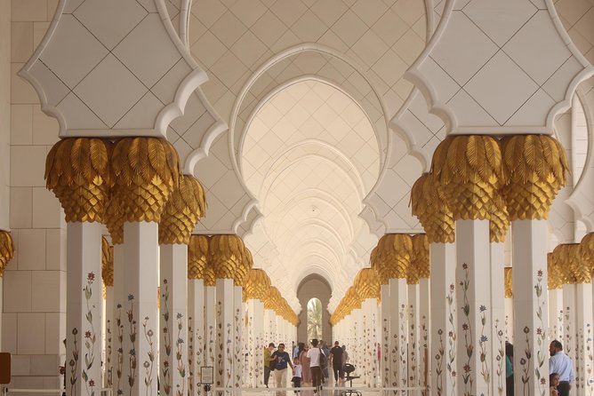 Abu Dhabi City Tour from Dubai - Full-Day Tour - Emirates Palace and Etihad Towers: quick glamour, big payoff