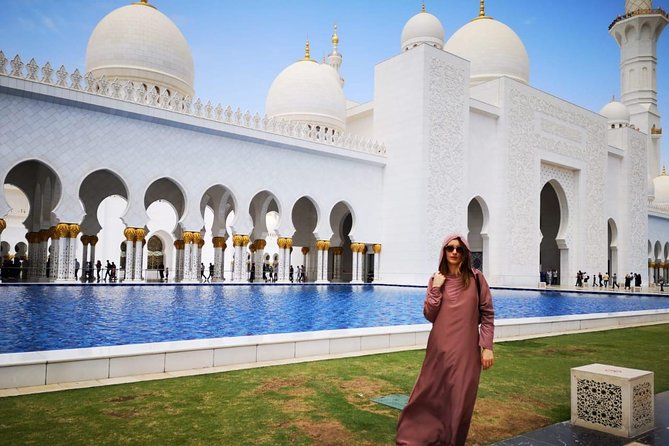 Abu Dhabi City Tour (Grand Mosque & Qasr Al Watan) - Your First Hour: Sheikh Zayed Grand Mosque (Dress Code Matters)