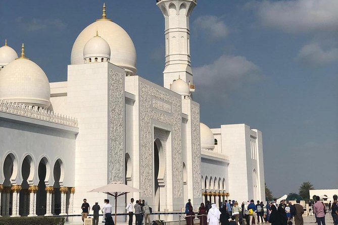 Abu Dhabi Full-Day Tour from Dubai - Sheikh Zayed Grand Mosque Center: the calm, bright start