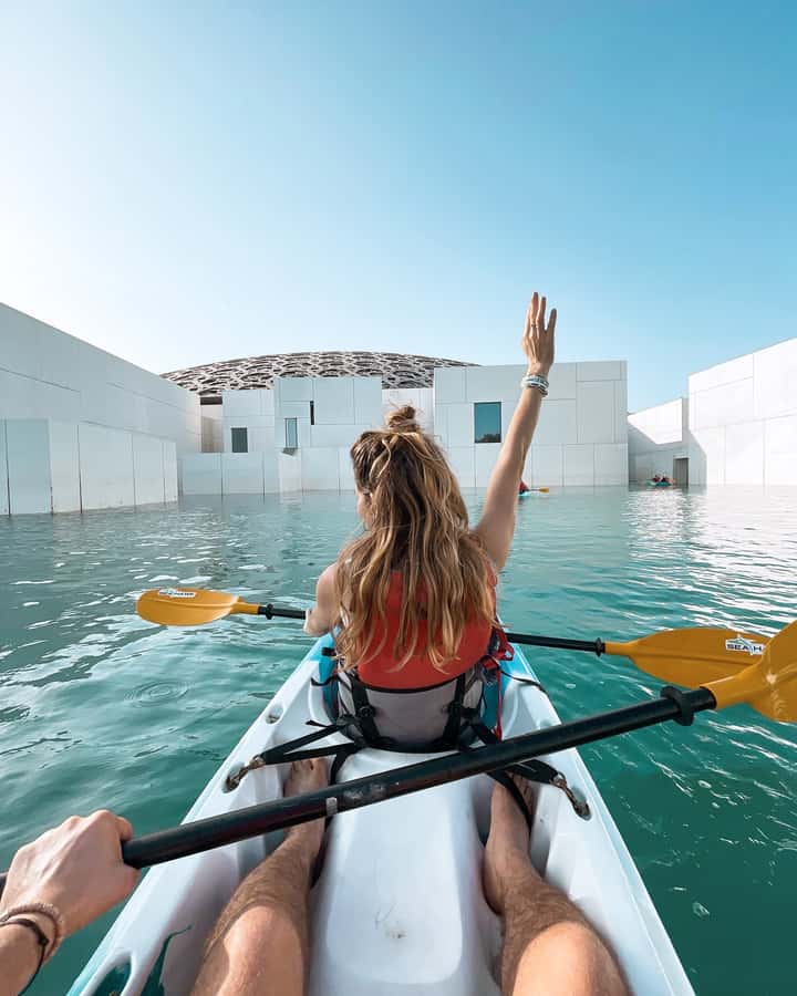 Abu Dhabi: Guided Kayak Tour around Louvre - Arriving at the kayak spot, then getting geared up