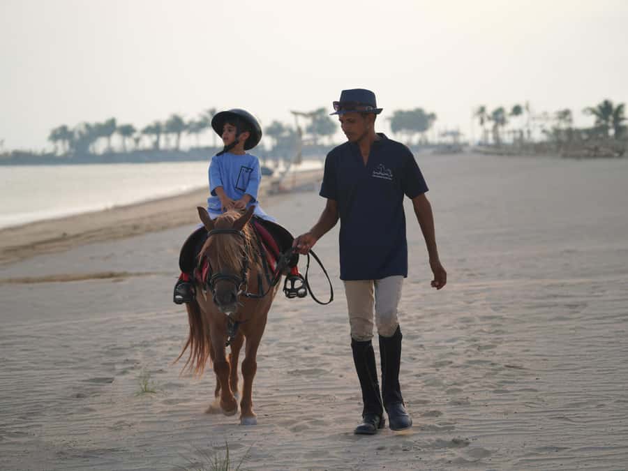 Abu Dhabi: Hudairiyat Island Horse Riding Experiences - Entering from Gate 4, getting sun-ready, and staying comfortable