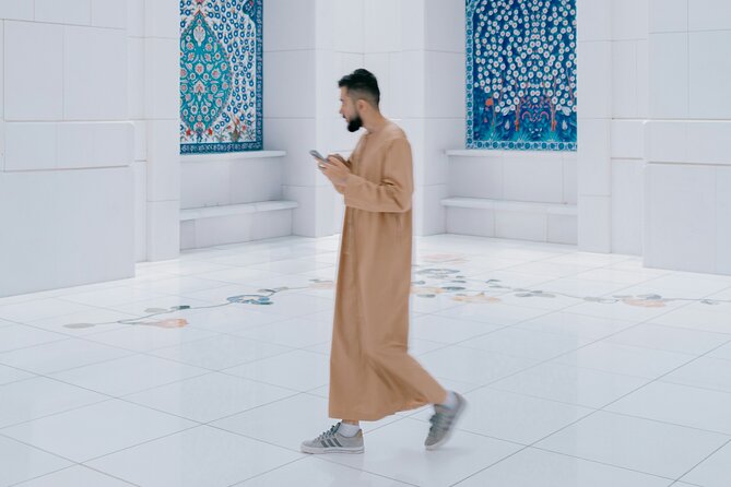 Abu Dhabi Sheikh Zayed Grand Mosque Private Tour - Your first stop at the mosque center (and how to use the time well)