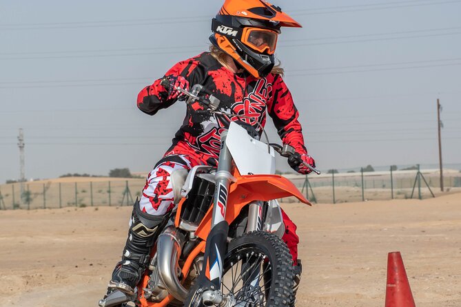 Adult Desert Motorbike Training in Dubai - Bikes, safety gear, and small comfort perks you’ll appreciate