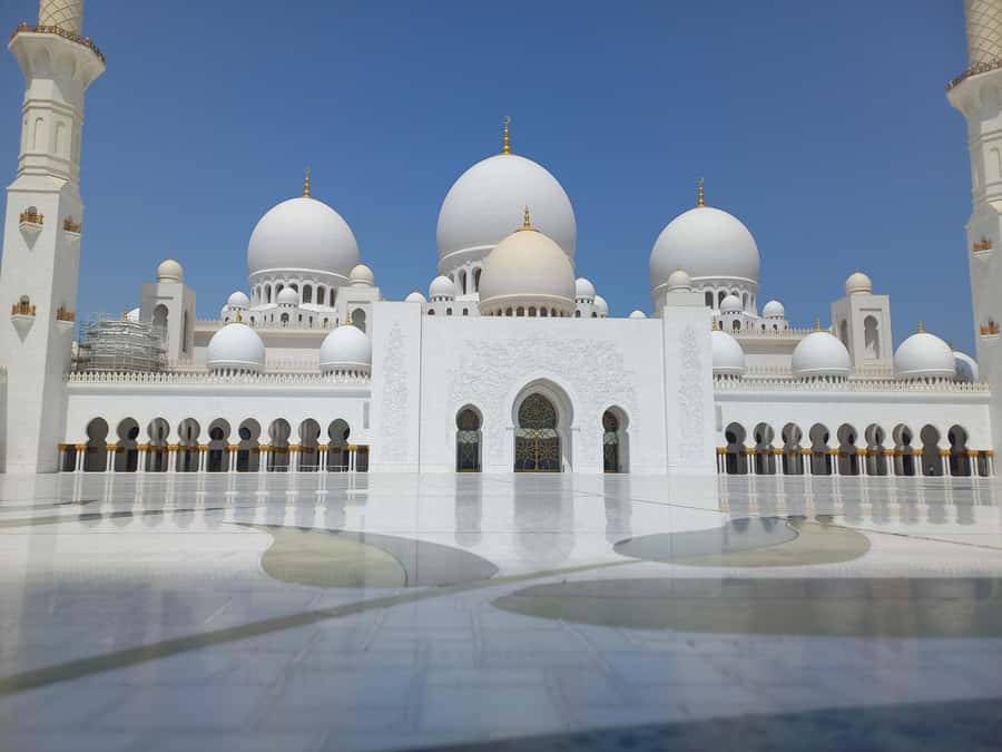 Discover Abu Dhabi: A Full-Day Tour with Lunch - Emirates Palace, Qasr Al Watan Viewpoint, and Etihad Towers Photo Stops