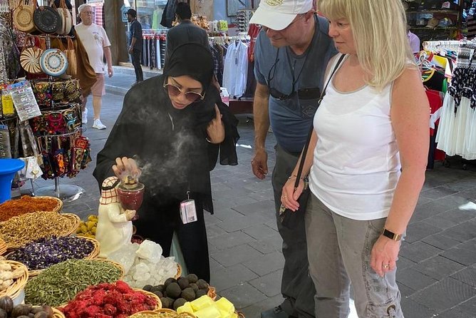 Downtown Walking tour with Emirati local - Stop 1, Zayed The 2nd Mosque: the lesson starts before the photos