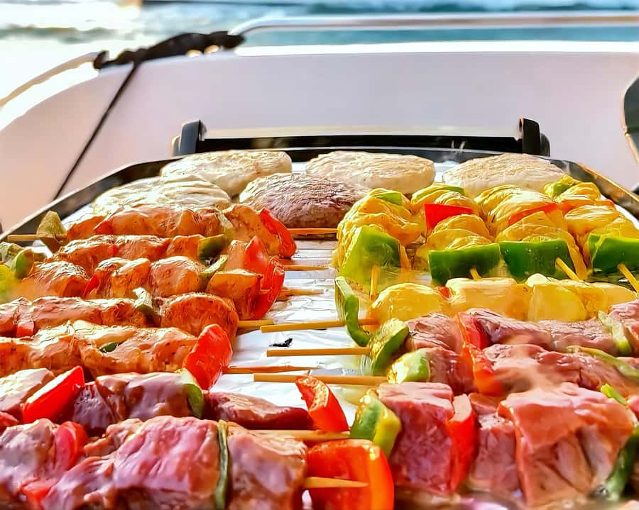 Dubai: 2 hr Private Yacht Cruise & softdrinks + Optional BBQ - The Live BBQ Experience: Sizzling Skewers Onboard