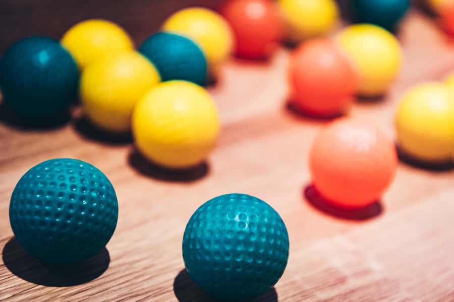 Dubai: 3D Glow-in-the-Dark Blacklight Mini Golf Experience - Playing the Full 18 Holes Across Three Surreal Rooms