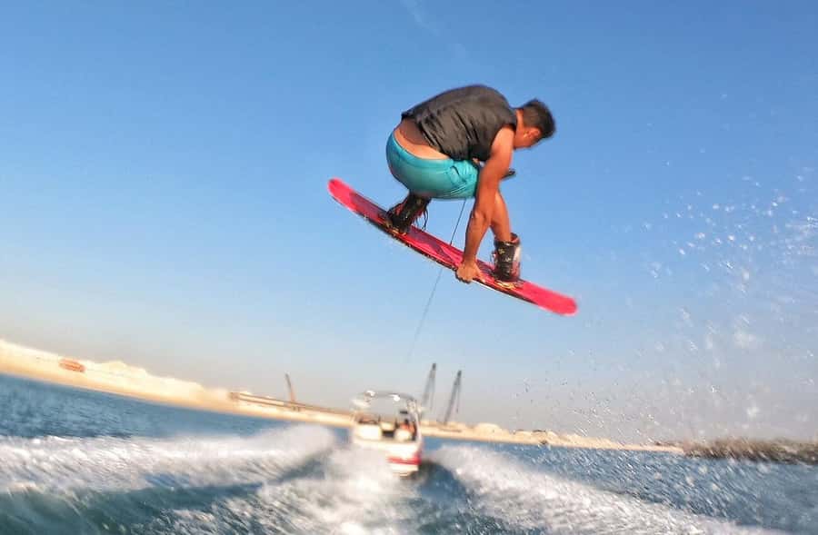 Dubai: 45Min Wakeboarding Experience - The Ride Itself: Carving Waves and Learning Jumps