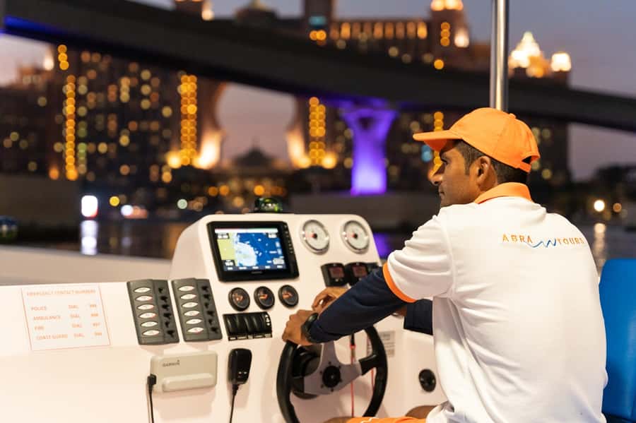 Dubai: Abra Boat Tour in Atlantis, Palm, Ain Dubai & Marina - Guides and crew: friendly help, photo support, and real patience