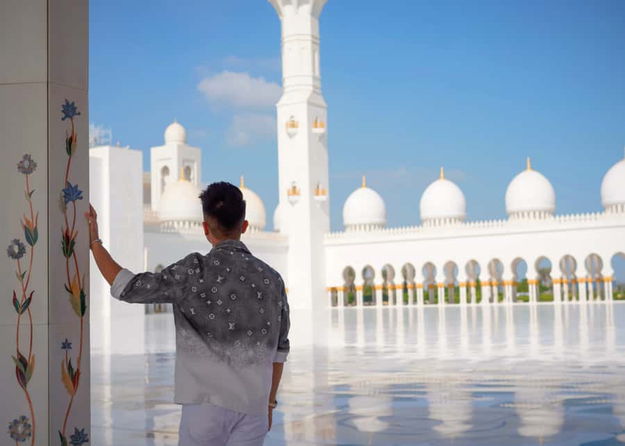 Dubai: Abu Dhabi Day-Trip Grand Mosque, Royal Palace & Lunch - Sheikh Zayed Mosque: what the guided time helps you notice