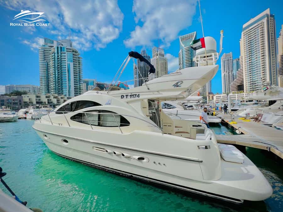 Dubai: Azimut 42 Feet Private Luxury Yacht Cruise - Gate T in Dubai Marina: starting where the yacht is easy to find