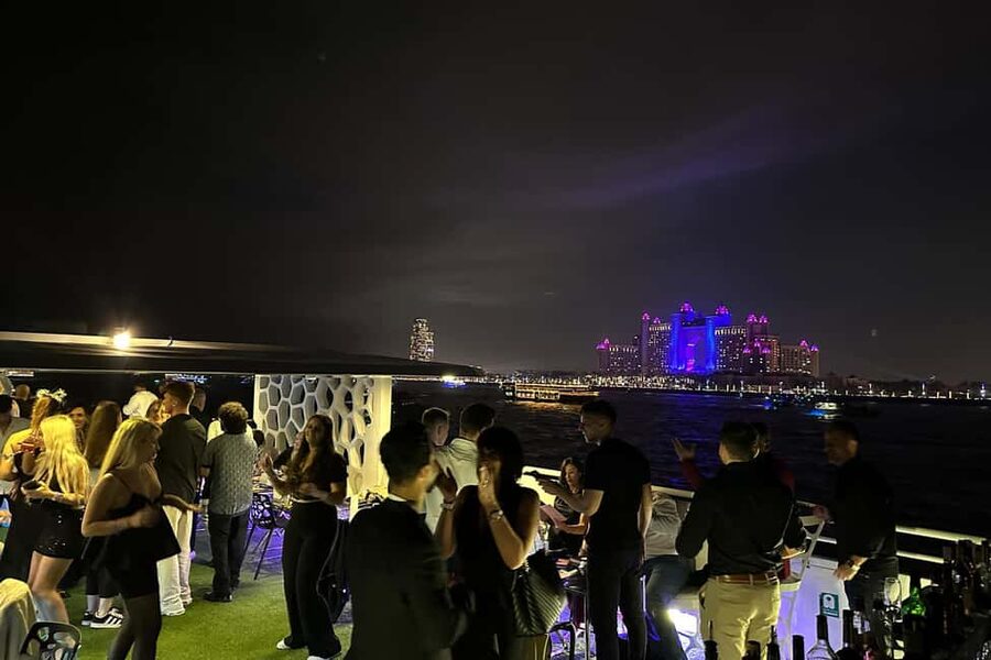 Dubai: Desert Rose NYE Cruise with Dinner and Fireworks - Dinner and drinks: the unlimited part you should plan around