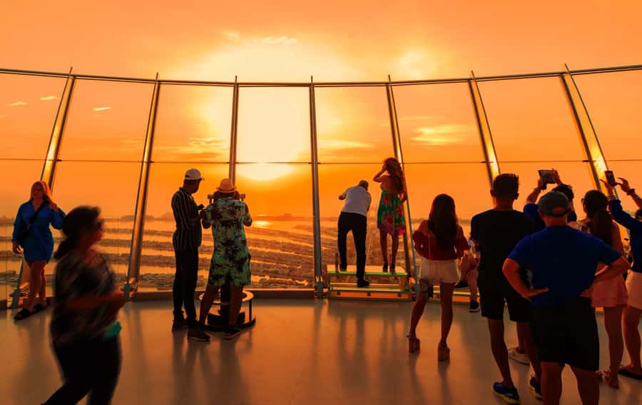 Dubai: Dinner at The View the Palm Observatory - Getting up to Level 52: your hour in real life