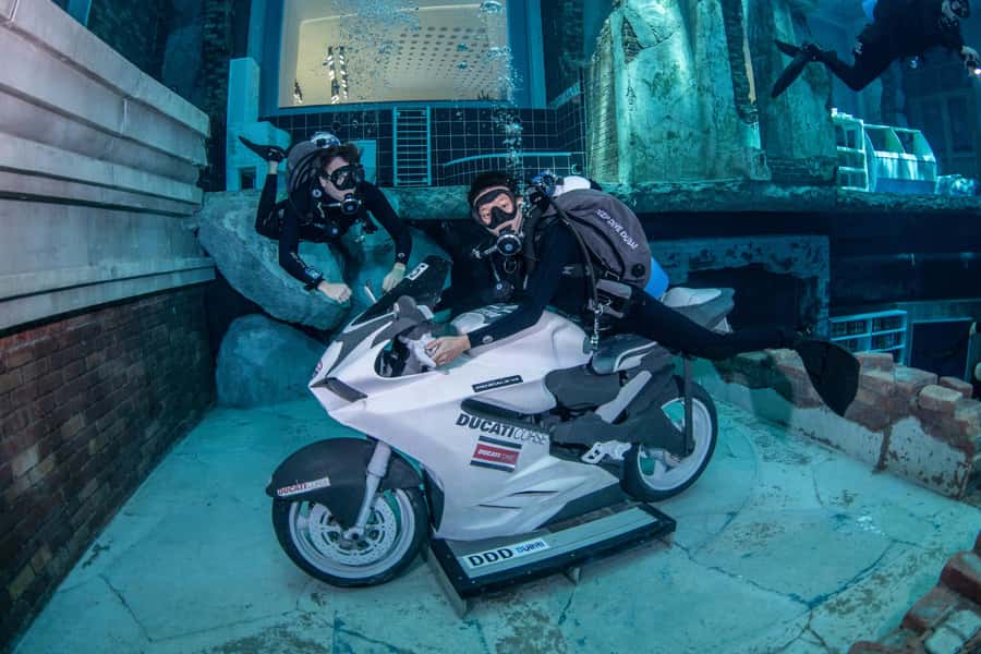Dubai: Discover Scuba Dive for Beginners at Deep Dive - What you’ll see: the sunken city set and viewing windows