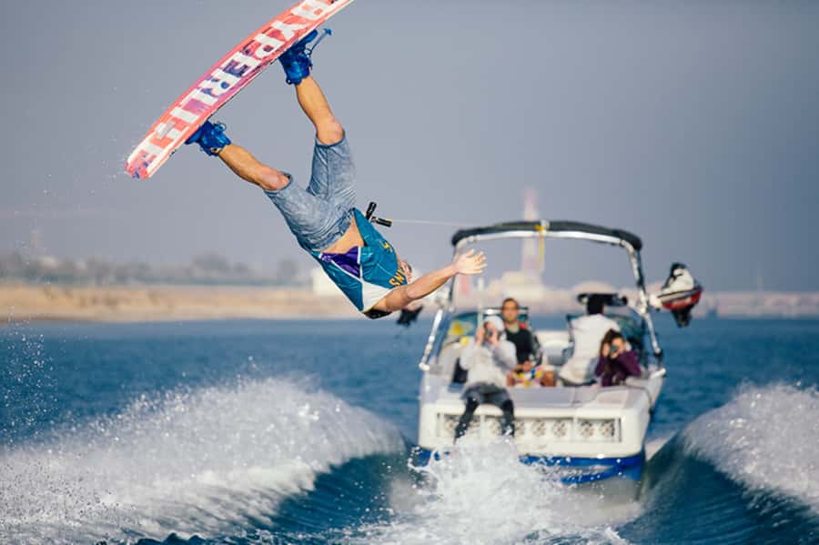 Dubai: Dubai Marina Wakesurfing or Wakeboarding Experience - Private Group Size: Why Up to 5 Matters