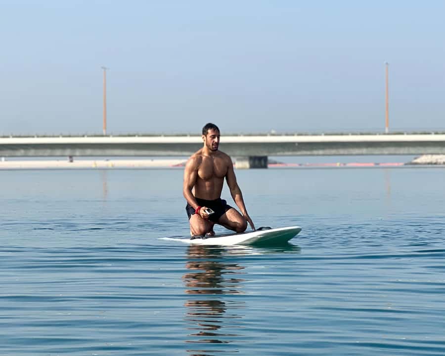 Dubai: Electric Hydrofoil or eFoil Surfboard Experience - Sharing the eFoil with another rider: plan around the split time