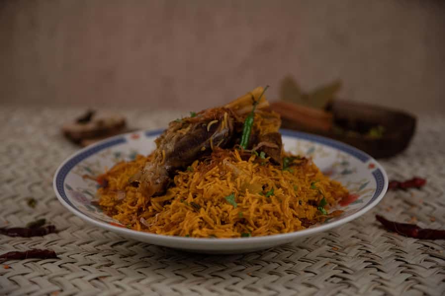Dubai Food Tour: 4 Cuisines, Souks & Street Bites - Finding the guide at Sharaf DG Metro, then getting your bearings fast