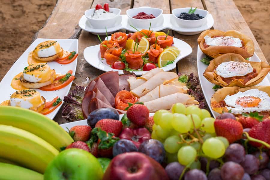 Dubai: Heritage Overnight Safari, Balloon Ride & breakfast - The gourmet breakfast after ballooning: a real meal, not a snack