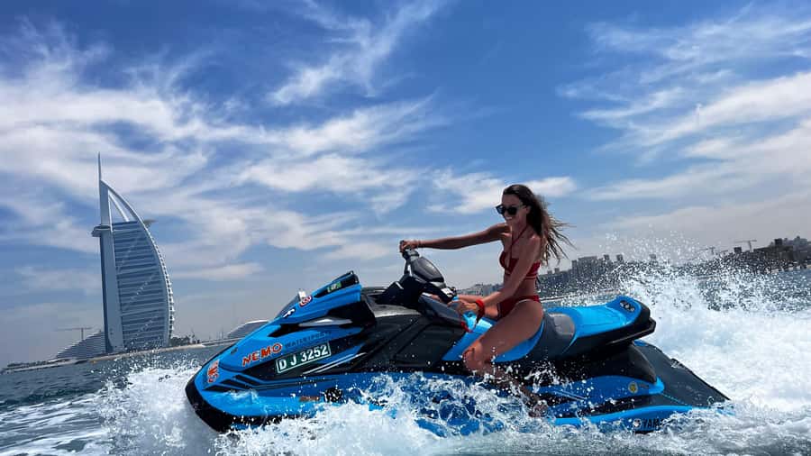 Dubai: Jet Ski to Atlantis with Videos, Photos and Ice Cream - Palm Jumeirah segment: speed, villas, and a short legs-stretch moment