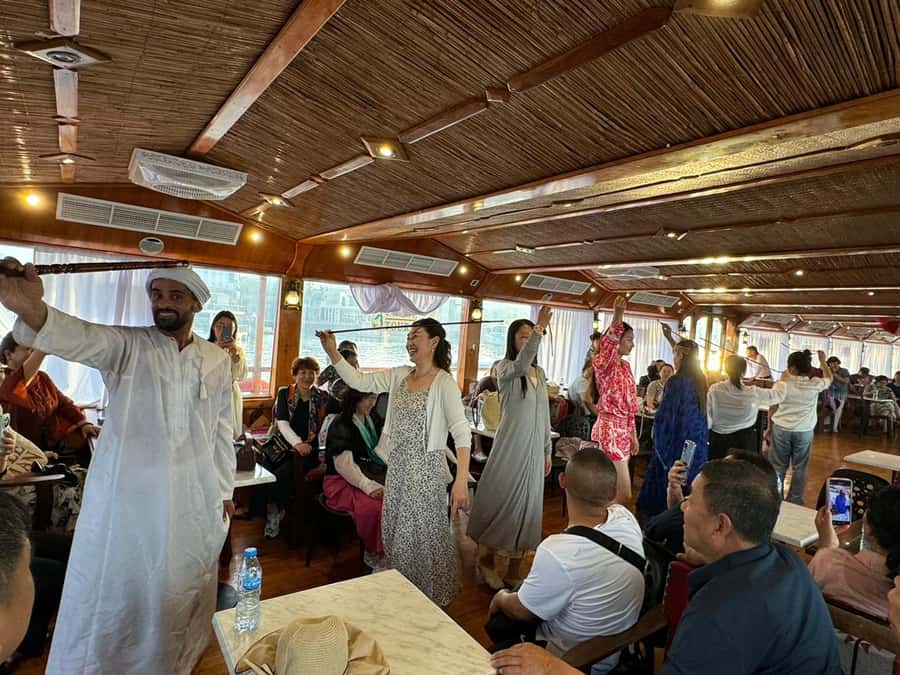 Dubai: Luxury Dinner Cruise with Live Music - Dinner on a Dhow: What the 1.5 Hours Feels Like
