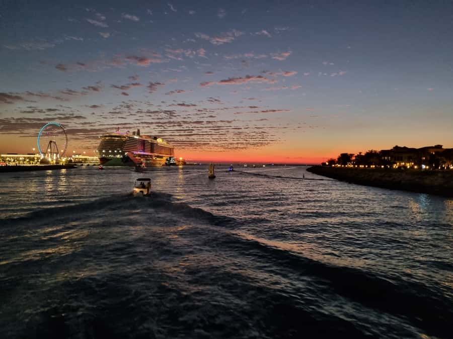 Dubai: Luxury Sightseeing Cruise with Food and Drinks - Getting on board: Pier 7 and the smooth crew rhythm