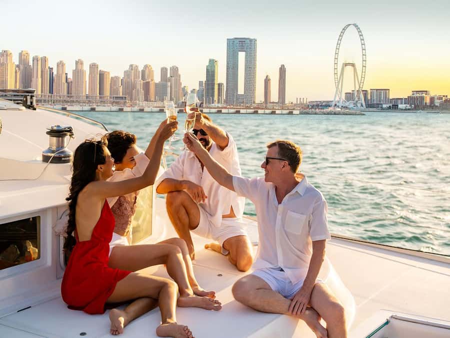 Dubai: Luxury Sunset Yacht Tour with Snacks and Drinks - Key things that make this yacht tour worth your time