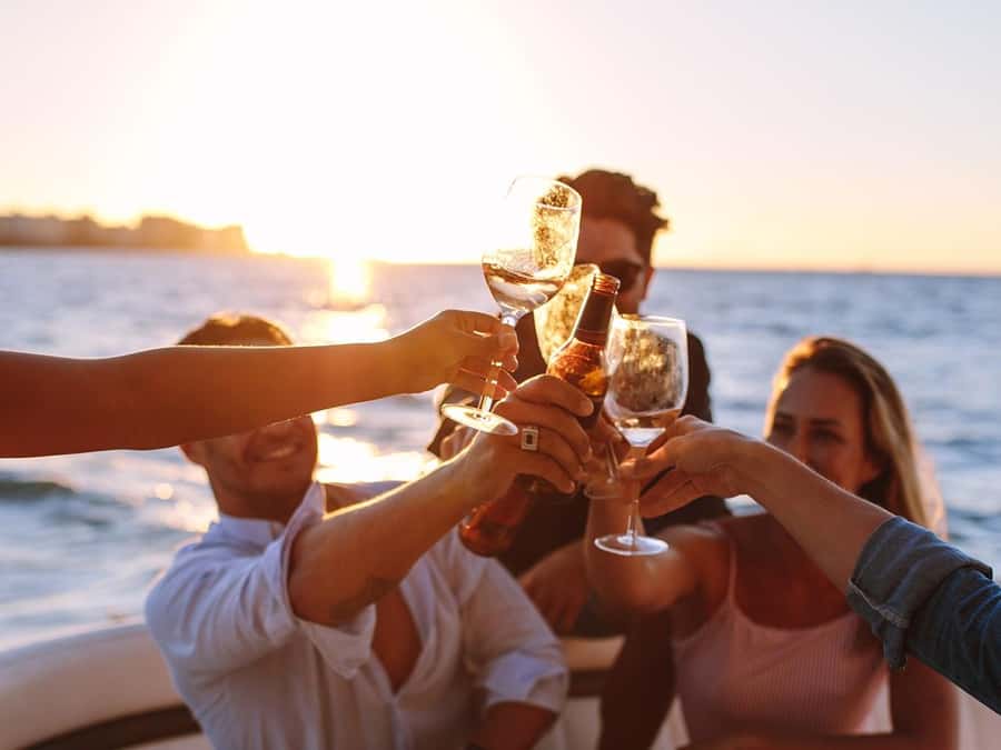 Dubai: Luxury Sunset Yacht Tour with Snacks and Drinks - Why the crew help with photos is a real advantage