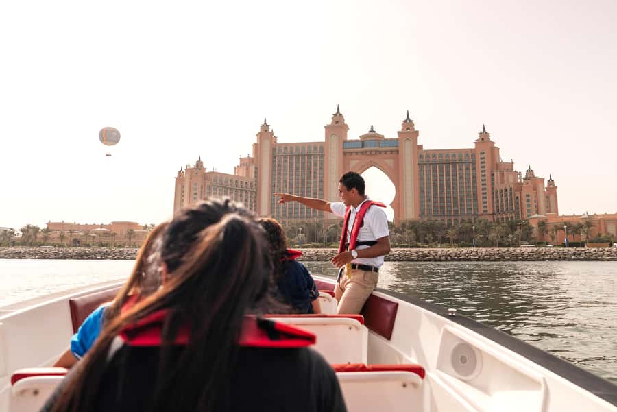 Dubai Marina: 1-Hour Luxury Sightseeing Speedboat Tour - Key things that make this tour work
