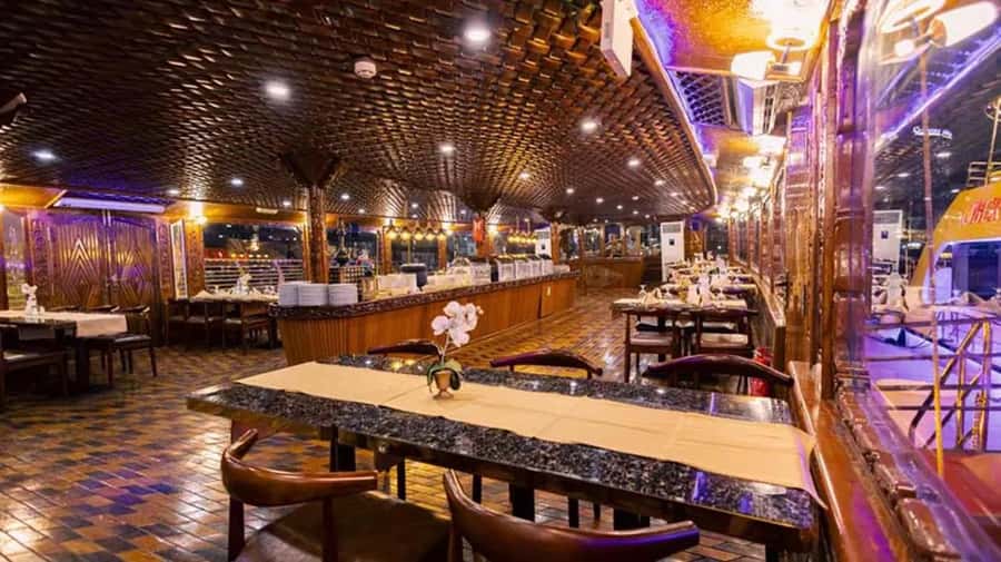 Dubai: Marina Dhow Dinner Cruise with Live Entertainment - Live entertainment on board: singer, dancer, and dance performances
