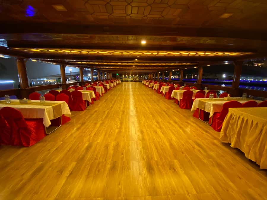 Dubai Marina: Dinner Cruise in a Traditional Boat - The 2-hour cruise experience: what the timing really means