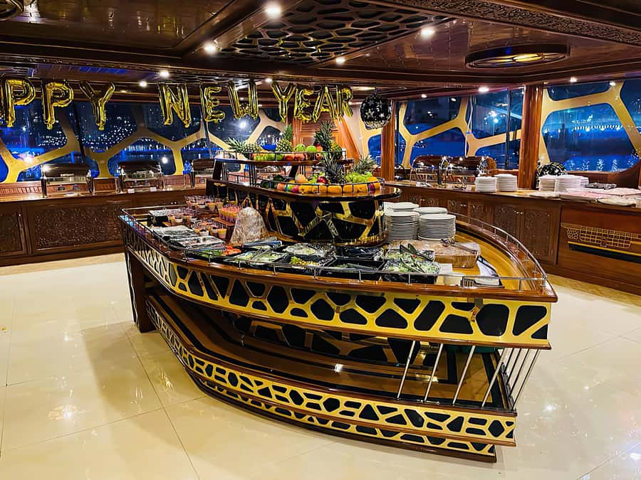 Dubai Marina: Dinner Cruise in a Traditional Boat - Live entertainment onboard: music, dance, and photo moments