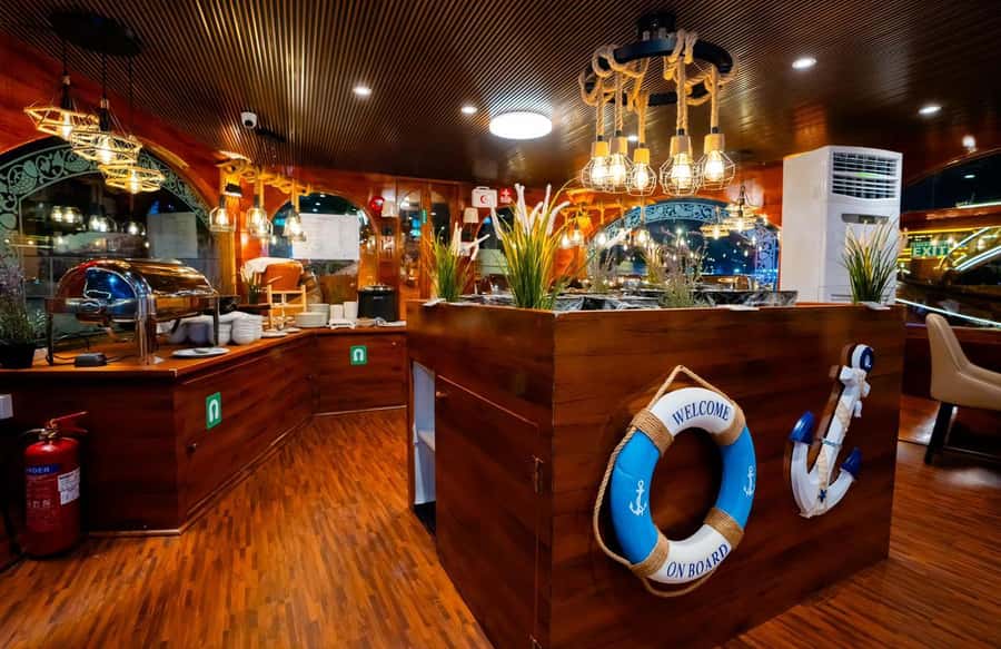 Dubai: Marina Dream Sea Lounge Cruise Dinner - Dinner on board: what the international buffet setup really means for you