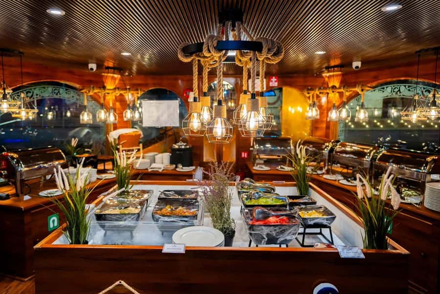 Dubai: Marina Dream Sea Lounge Cruise Dinner - Live entertainment: Tanoura dance and the onboard rhythm