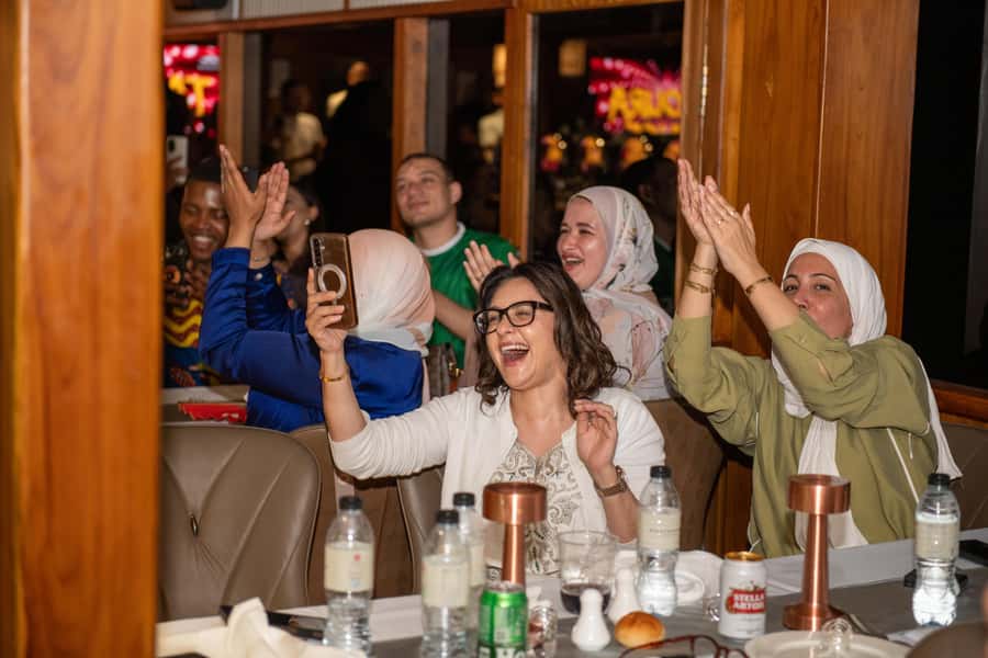 Dubai Marina: Luxury Dinner Cruise, Live Show, Open Bar & DJ - Skyline route and photo opportunities from the deck