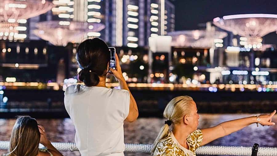 Dubai: Marina Premium Dinner Cruise with Unlimited Drinks - Music, DJ, and the photo factor that can make or break your mood