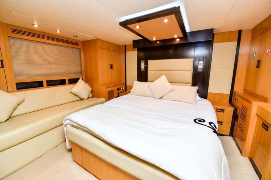 Dubai: Marina Private Luxury Yacht Tour - Music, photos, and the sunset-to-night skyline effect
