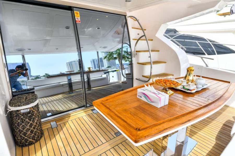 Dubai: Marina Private Luxury Yacht Tour - Price and value: what $374 per group up to 15 buys you