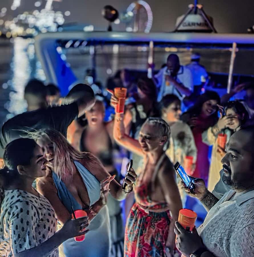 Dubai: Marina Yacht Party with BBQ, Unlimited Drinks and DJ - The 4-Hour Cruise Plan Around Dubai Marina Lights