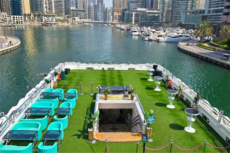 Dubai: Mega Yacht Dinner Cruise with Buffet - Standard vs VIP: what your money changes