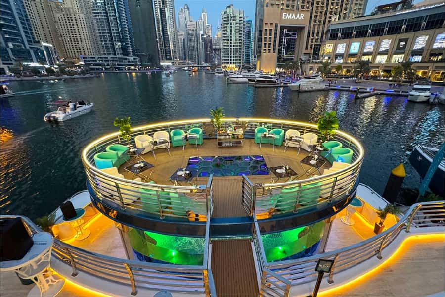 Dubai: Mega Yacht Dinner Cruise with Buffet - Who this yacht dinner cruise suits best