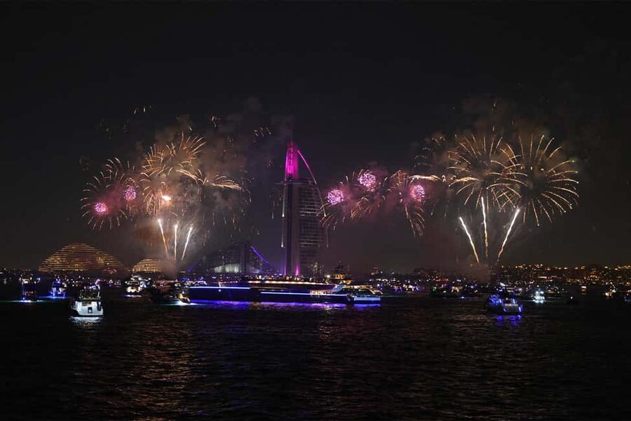 Dubai: NYE MegaYacht Lotus Fireworks & Dinner Cruise - Fireworks from the sea: how to watch without stress