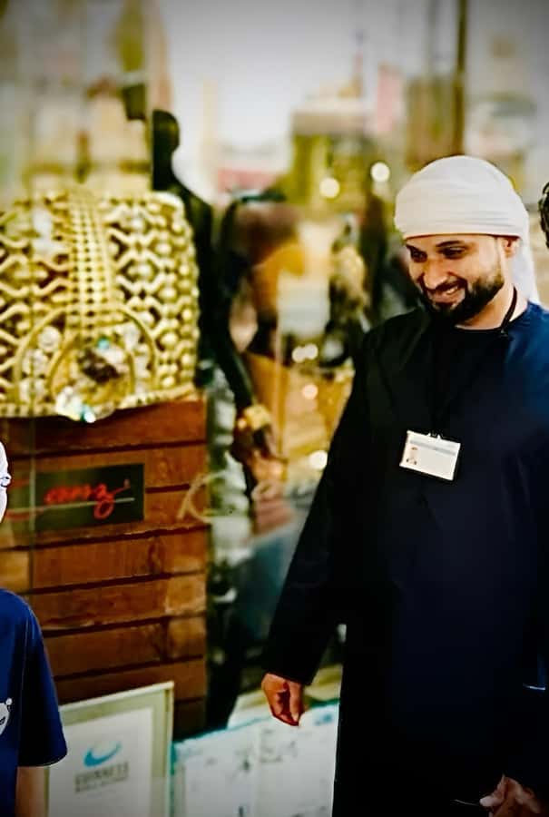 Dubai: Old Town Walking Tour with Abra Cruise & Street Food - Gold Souk energy: glitter, pace, and getting better deals with a guide