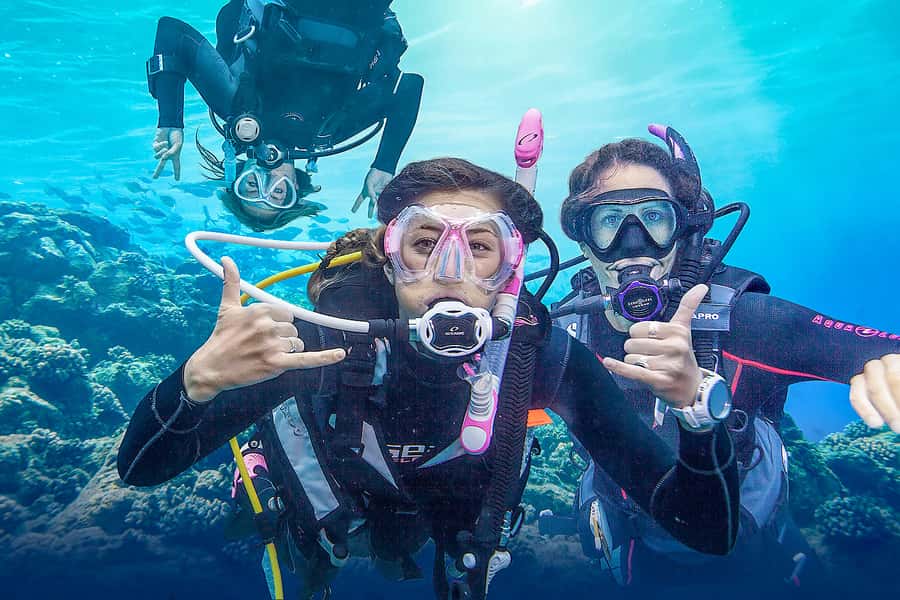 Dubai: PADI Basic Scuba Diving Course - Day one: four confined water sessions that build your foundation