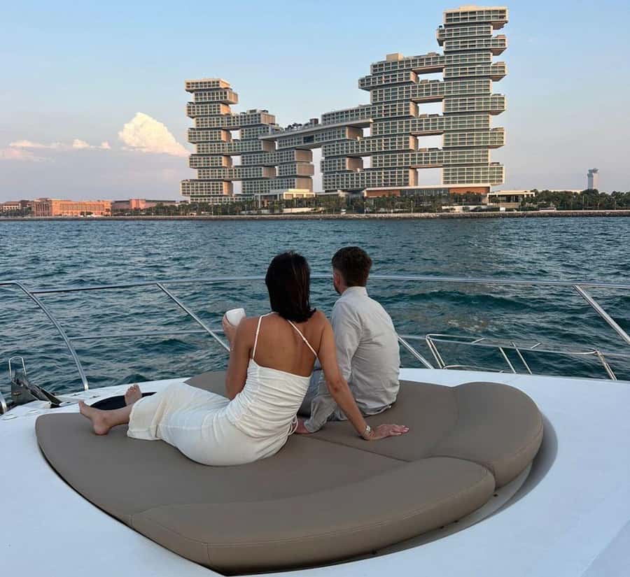 Dubai: Palm Jumeirah luxury private yacht Tour - Crew, communication, and photo-friendly service