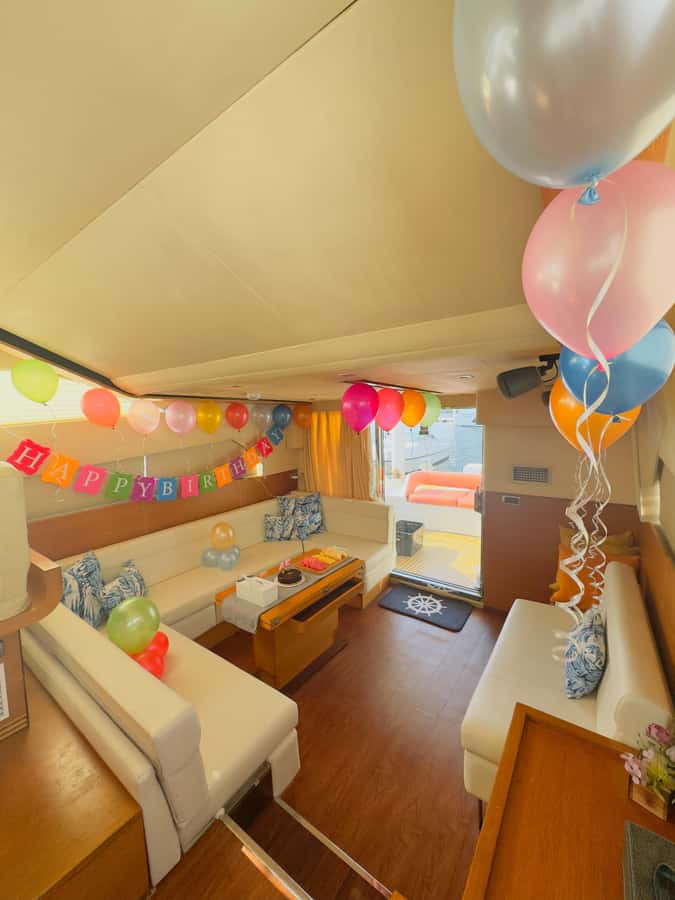 Dubai: Palm Jumeirah luxury private yacht Tour - Onboard Comfort: Upper deck, air-conditioned lower space, and real basics