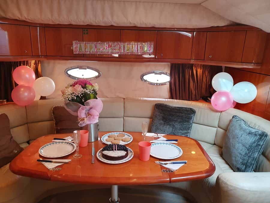 Dubai: Private Boat Cruise from Dubai Marina up to 12 people - The Royal and Iconic passes: Zabeel Palace, Atlantis, Burj Al Arab