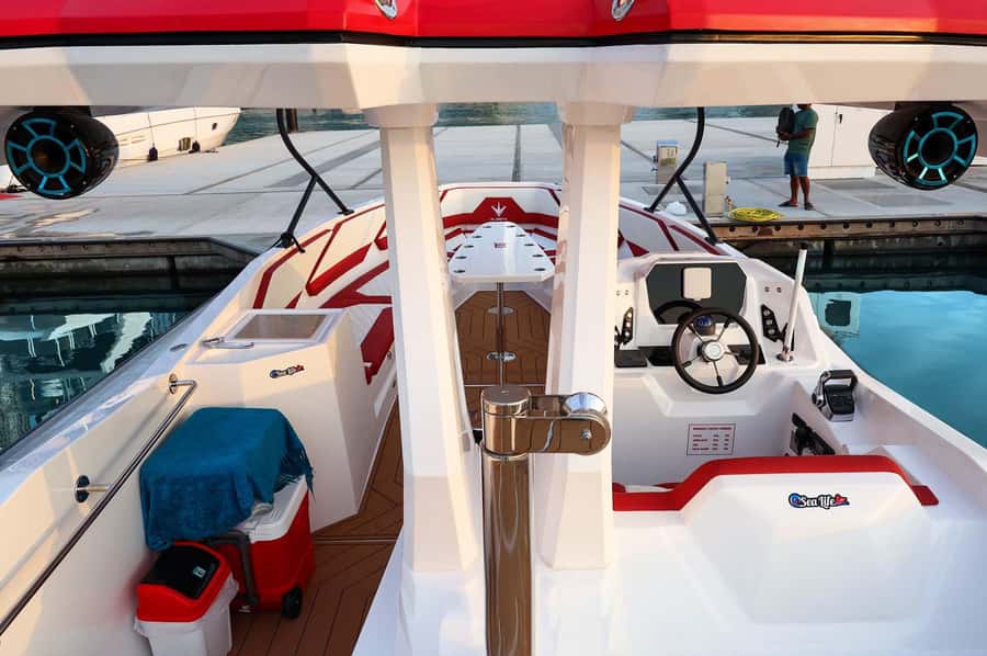Dubai: Private Luxury Boat with Sightseeing Tour - Simple Tips to Get Better Views From the Water